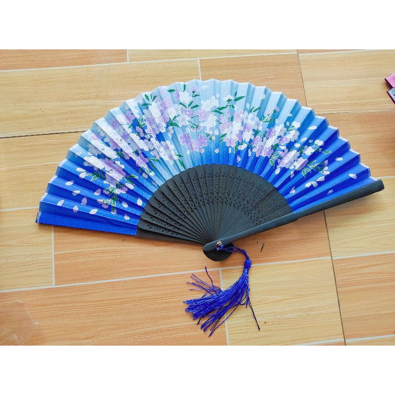 Quạt cầm tay chùm tua rua hoạ tiết hoa