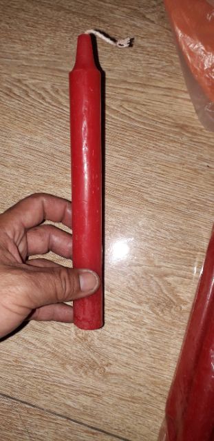 Một cây nến_đèn cầy màu đỏ dài 18cm và đường kính 15ly có mùi thơm nhẹ