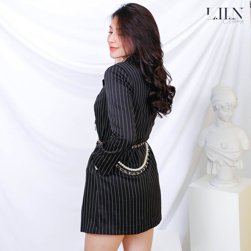 Áo vest nữ hiện đại Linbimàu đen sọc trắng dáng dài, thiết kế phối đai thanh lịch, sang trọng Liin clothing V5139 | BigBuy360 - bigbuy360.vn
