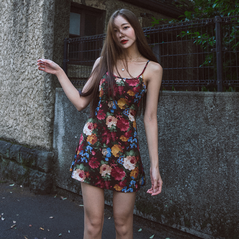 Đầm dây chữ A in hoa thời trang retro | BigBuy360 - bigbuy360.vn