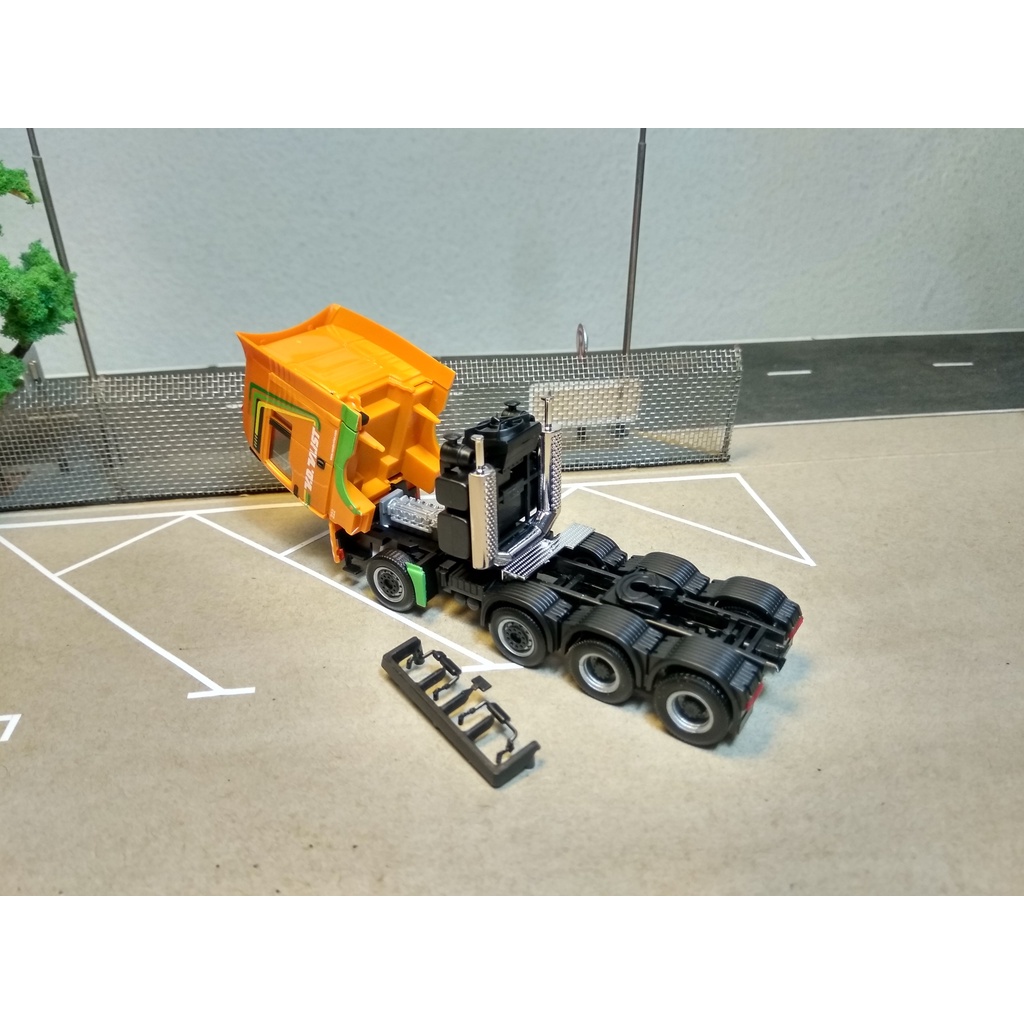 Mô hình xe tải 1:87 Herpa Man TGA 8x4 Van der Vlist