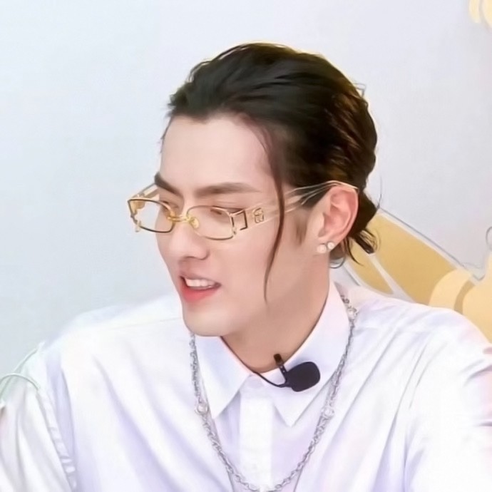 Kính Mát Gọng Vuông Trong Suốt Sành Điệu Dành Cho Nữ