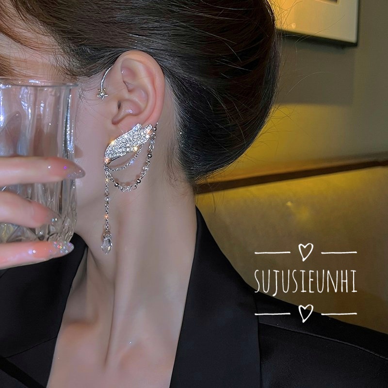 Khuyên tai cài vành hình cánh màu bạc tua rua sang trọng