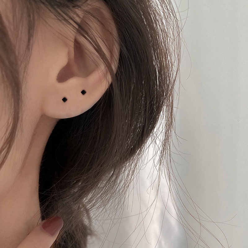 Đôi khuyên tai mặt hình tam giác/ vuông/ ngôi sao màu bạc/ màu đen đơn giản cá tính dành cho nữ