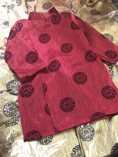 Áo dài gấm bé trai 2 màu vàng đỏ