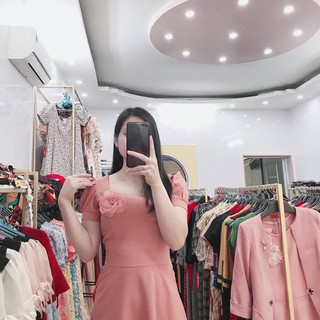 Váy xoè cổ vuông