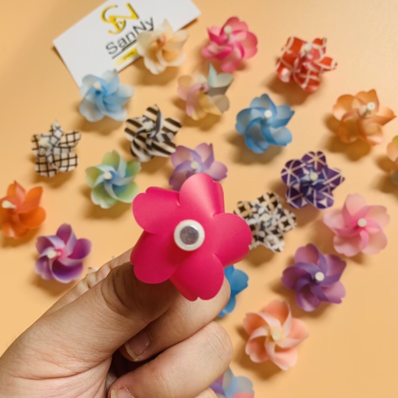 Nam châm hít dán trang trí tủ lạnh, tủ sắt, xe đạp bằng kim loại hình ảnh chong chóng có gió sẽ quay (giá 1hộp 3 cái)