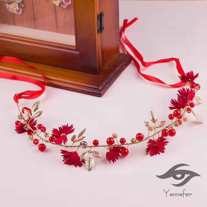 Cài tóc hoa xinh xắn trang trí kiểu tóc cho cô dâu