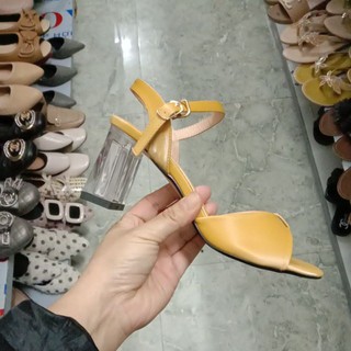 giày sandal.