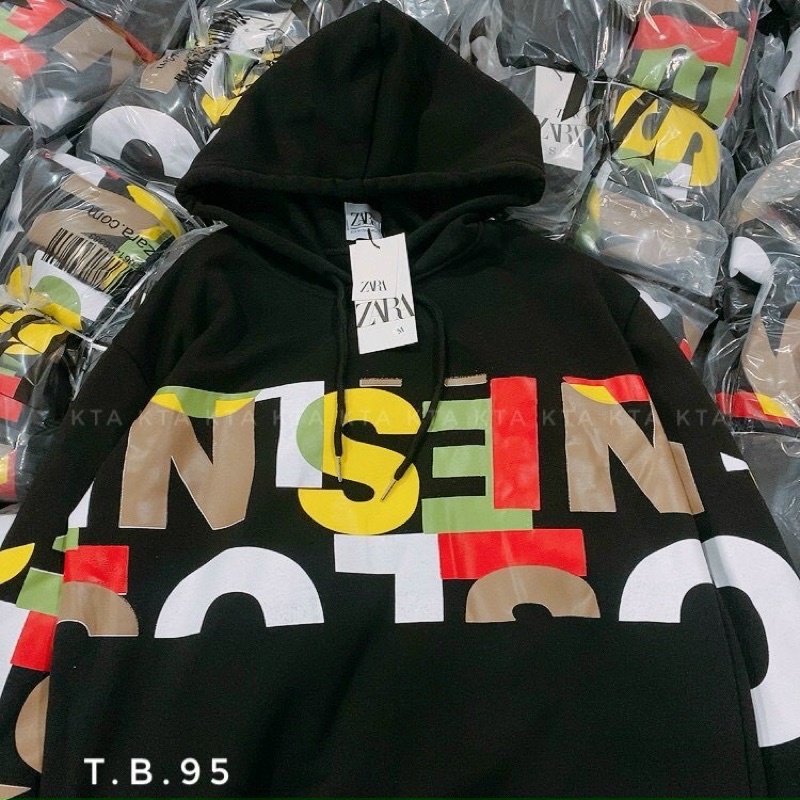 Áo nỉ hoodie đen chữ sắc màu cá tính | BigBuy360 - bigbuy360.vn