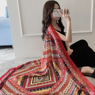 Khăn thổ cẩm đỏ