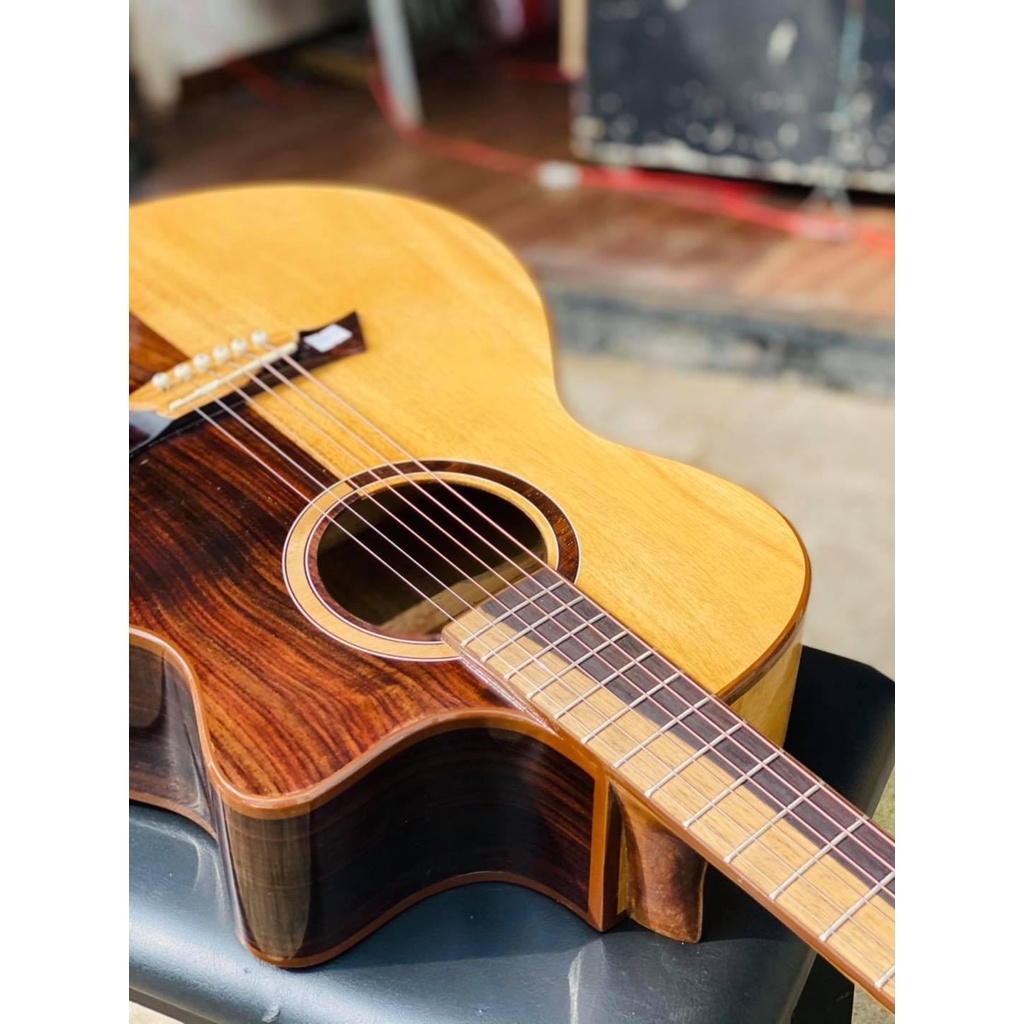 Đàn Guitar Custom Cẩm Ấn Khảm Xà Cừ Có Lắp EQ