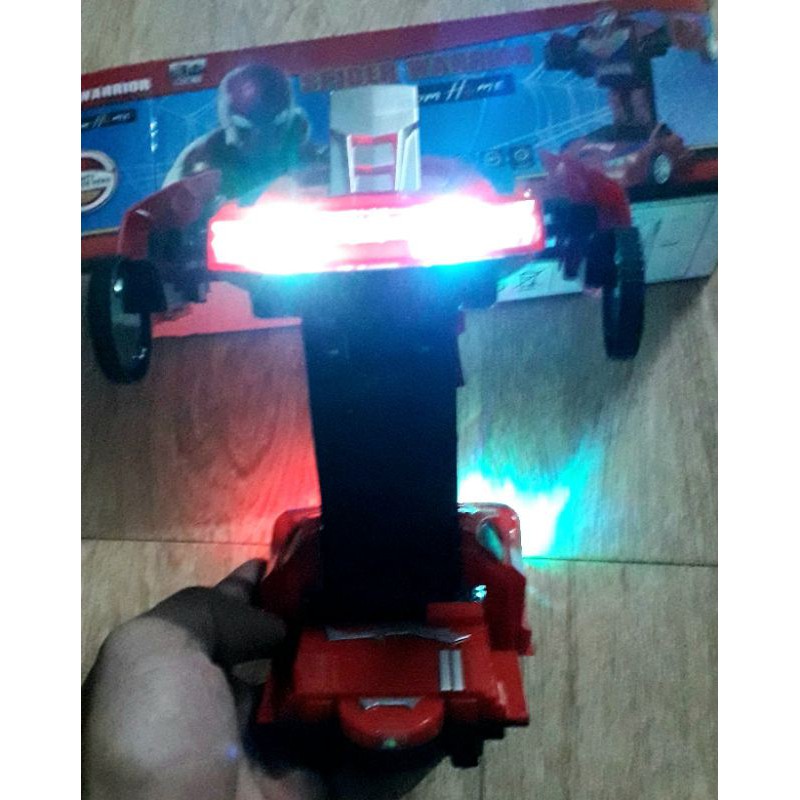 Một chiếc xe chạy pin biến thành spiderWarrior có nhạc và đèn led_ tặng kèm pin