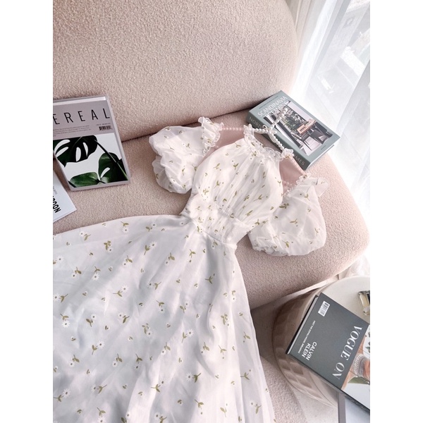 ĐẦM MIDI TRẮNG HOẠ TIẾT HOA CỔ BÈO KHOÉT TAY BỒNG