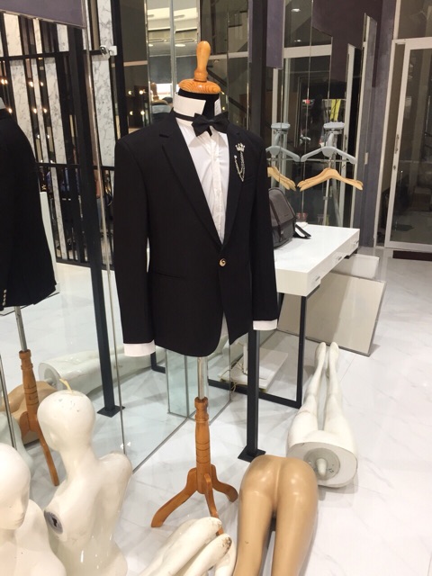 Manocanh nhung mặc vest nam