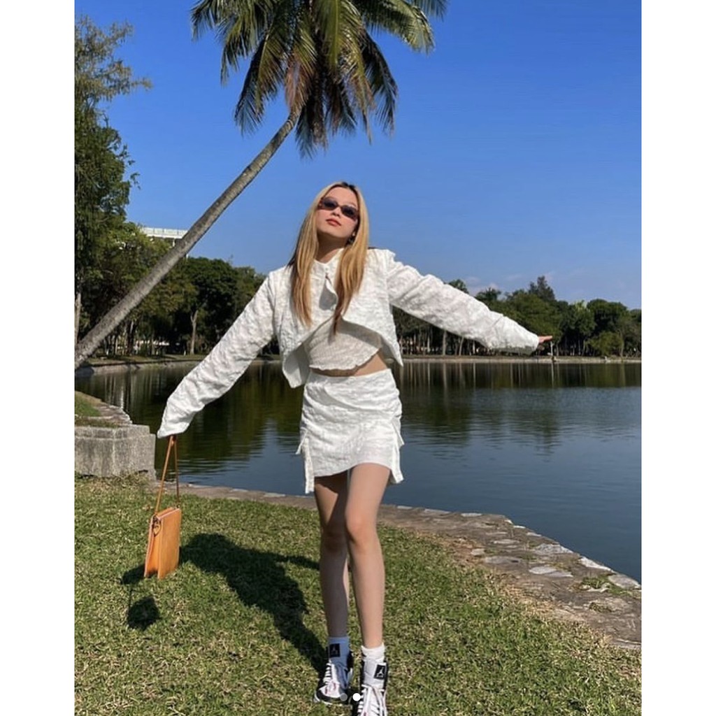 𝐌𝐞𝐝𝐢 𝐁𝐮𝐭𝐭𝐨𝐧 𝐉𝐚𝐜𝐤𝐞𝐭 𝐇𝐞𝐚𝐫𝐭𝐁𝐮𝐫𝐧 (Jacket trắng)