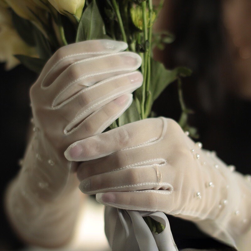 Bao tay cô dâu trong suốt đính hạt trai