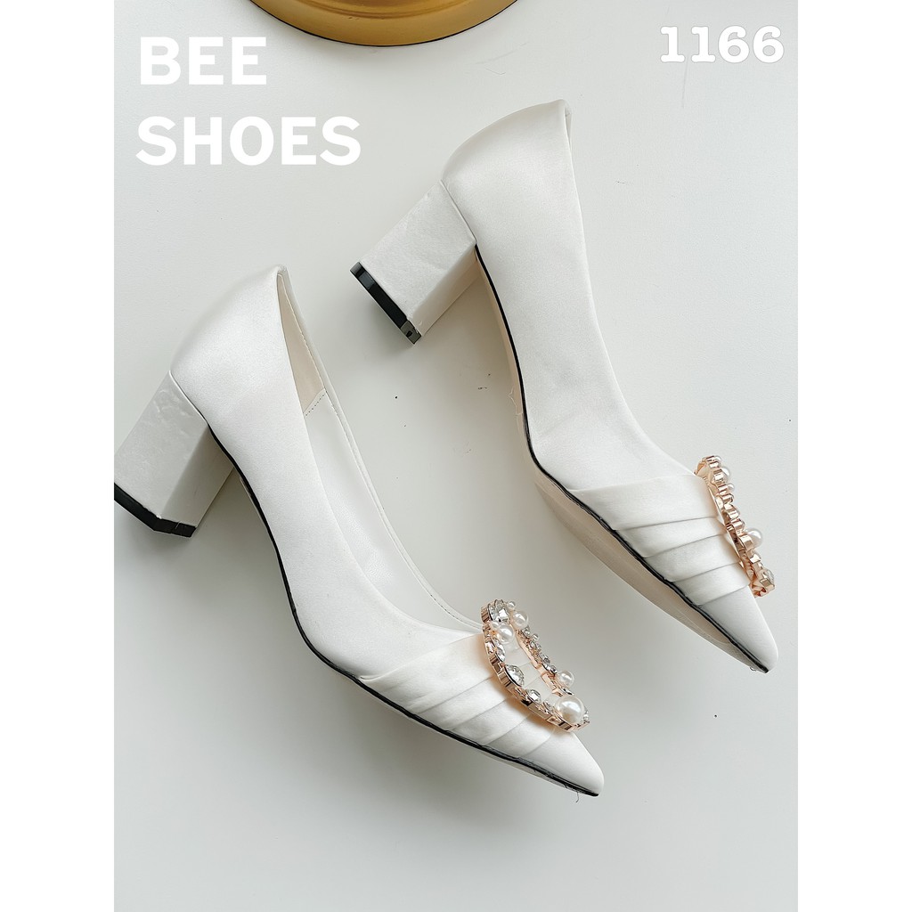 BEESHOES - GIÀY CAO GÓT NỮ MŨI NHỌN HỌA TIẾT ĐÁ TRÒN NGỌC - GIÀY CAO GÓT NỮ GÓT VUÔNG CAO 5 PHÂN SẴN MÀU TRẮNG 201166