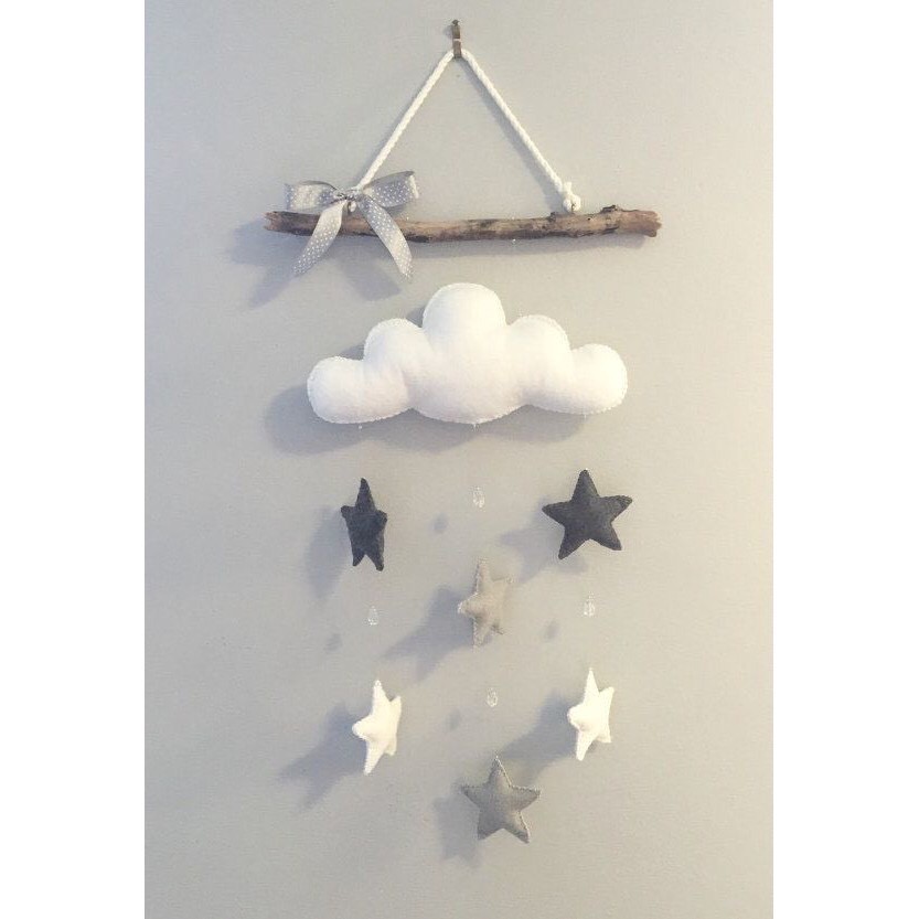 Trang trí tường phòng ngủ cho bé hình sao và đám mây handmade