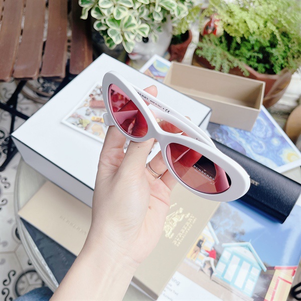 Kính Mát Burberry BE4278 300775 viền trắng mắt hồng