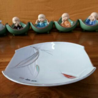 Dĩa sứ cong hình thuyền
