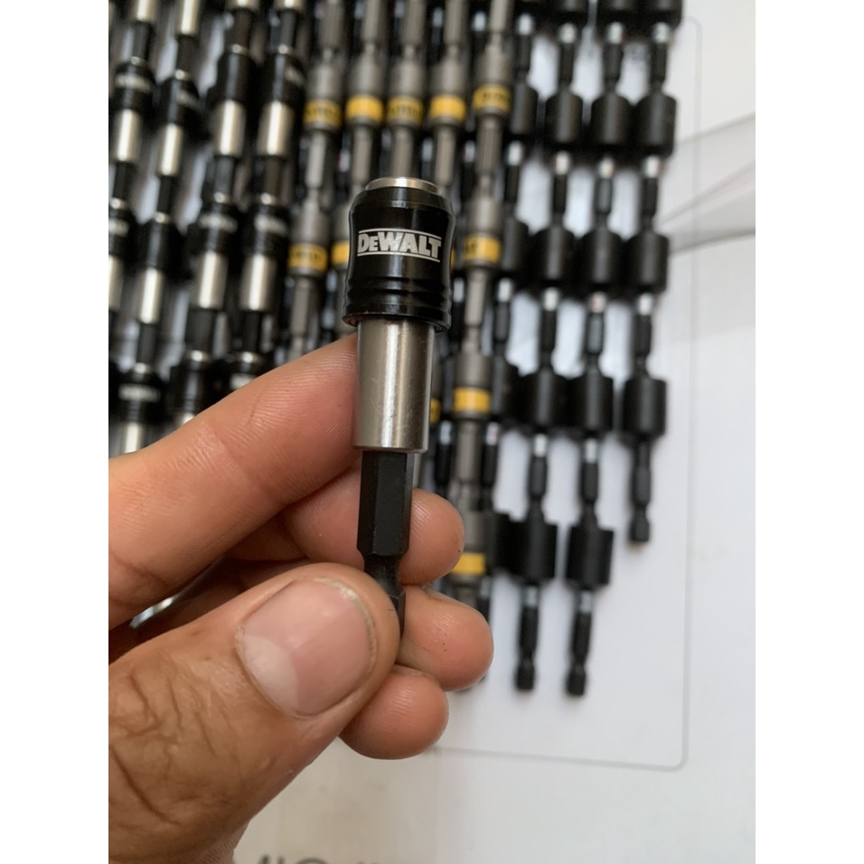 Đầu nối vít Dewalt có gài kèm 1 mũi vít PH2 dài 25mm ( SL : 1 cái )