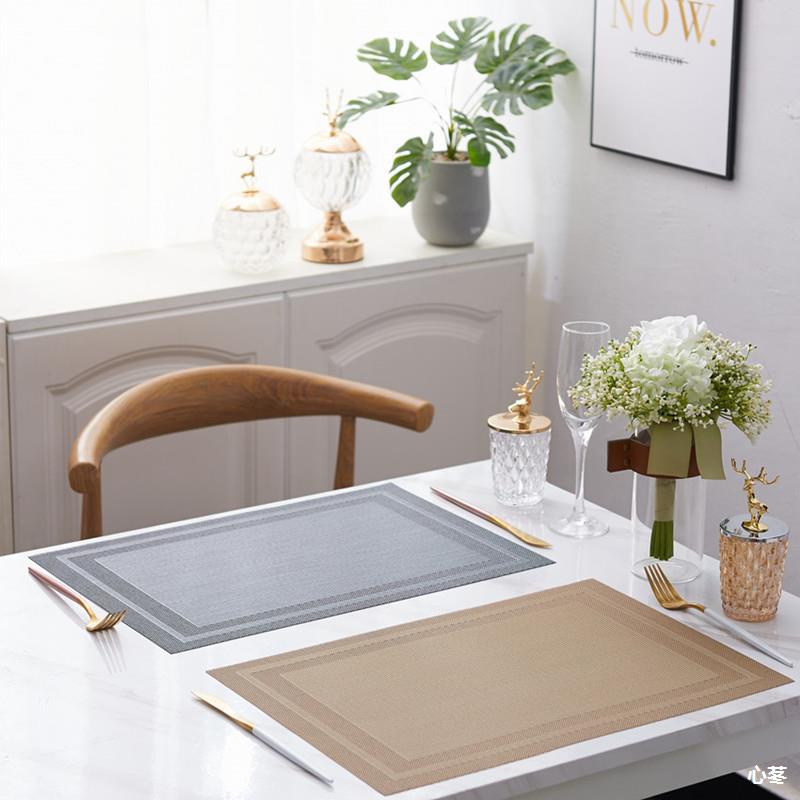 Tấm lót bàn ăn bằng nhựa PVC dày dặn Z09