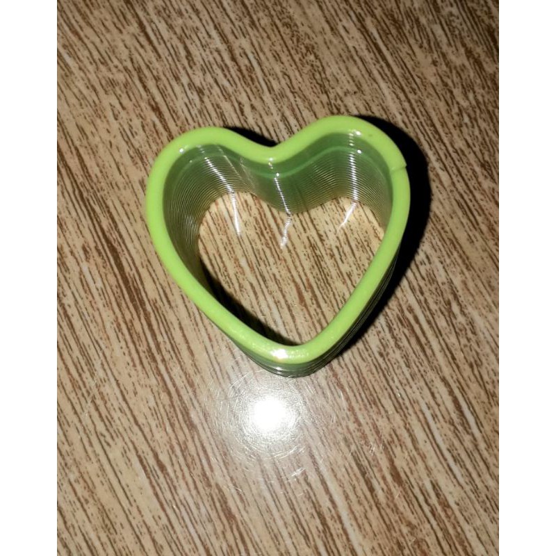 Một cái cầu vòng lò xo nhiều màu sắc loại 40mm bằng nhựa rất đẹp