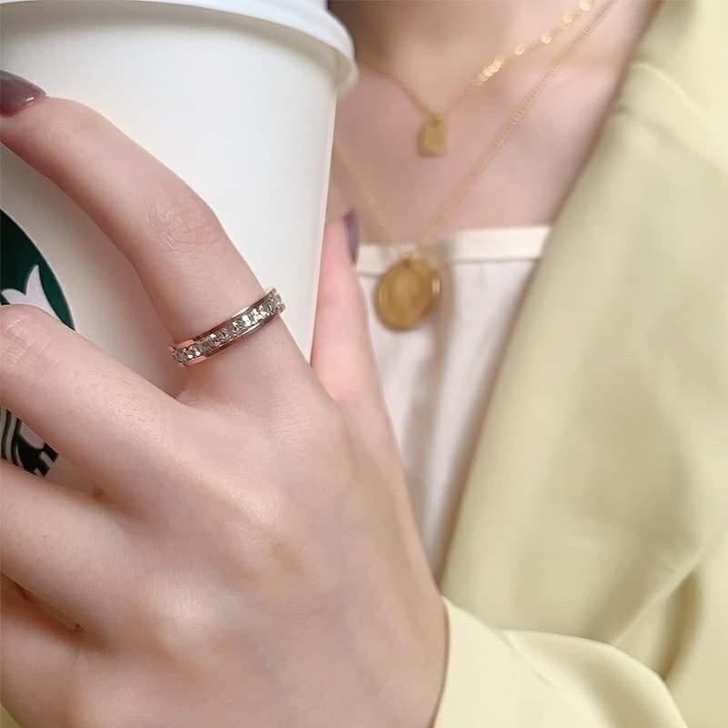 Nhẩn titan 1 hàng đá mạ vàng ko đen