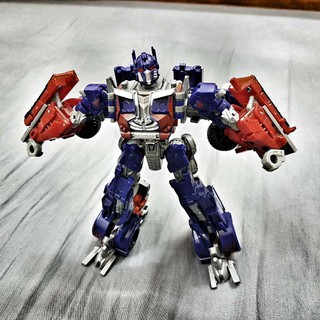 Optimus Prime xinh đẹp tuyệt vời mà ế quá!