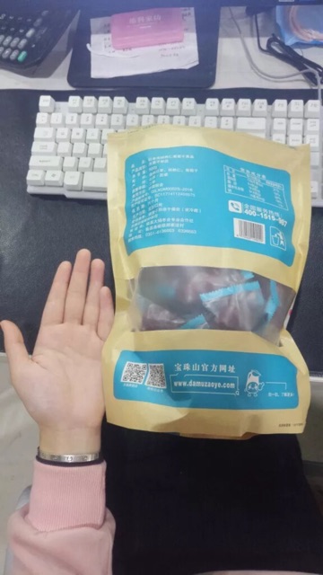 Táo đỏ kẹp óc chó và nho khô