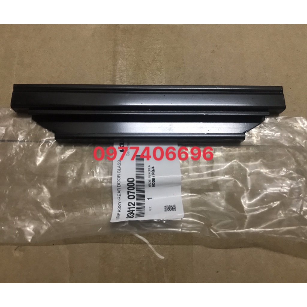 Đế giữ chân kính cánh cửa sau Kia Morning/ Hyundai Getz - Mã phụ tùng 8341207000