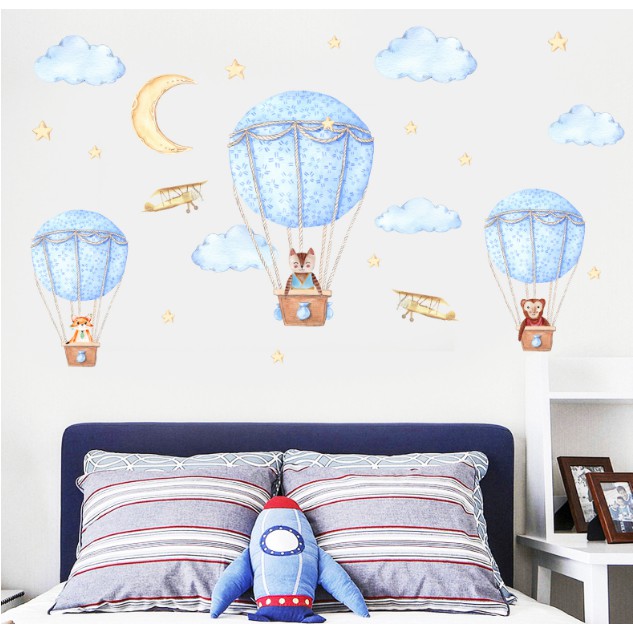 Decal trang trí tường - Cáo Vui chơi cùng Khinh Khí Cầu