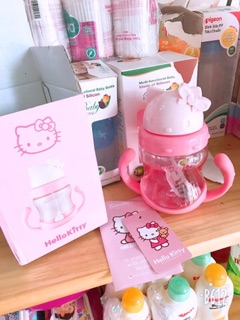 Bình nước helo kitty