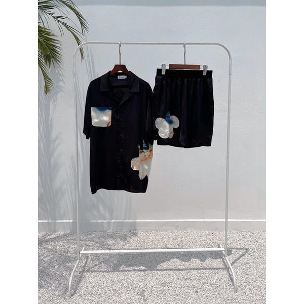 Set sơ mi và quần soóc đen lụa thô vá hoạ tiết WAGG cao cấp