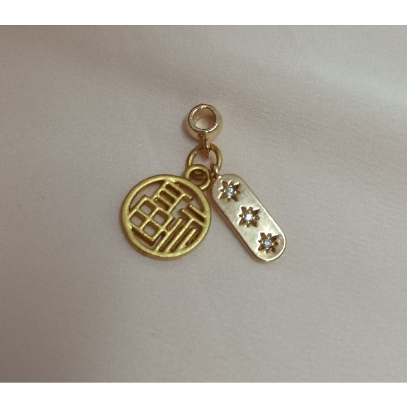 Charm ống lùa chặn hạt xâu vòng cao cấp hình thẻ bài đồng tâm chữ phíc bình an may mắn không đen không bay màu