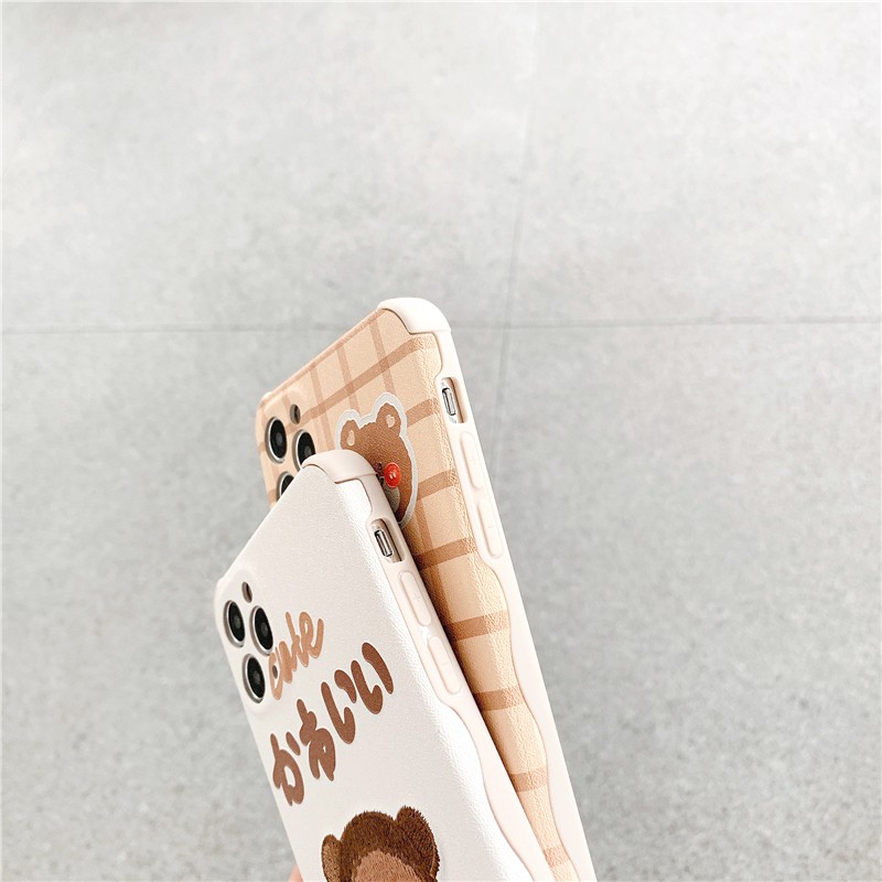 Ốp lưng iphone Gấu nâu nhỏ thêu viền chống va đập 5/5s/6/6plus/6s/6splus/7/7plus/8/8plus/x/xs/11/12/pro/max/plus/promax | BigBuy360 - bigbuy360.vn