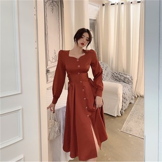 Đầm dài đỏ đan dây eo đính nút đỏ tiểu thư xinh đẹp, cổ điển