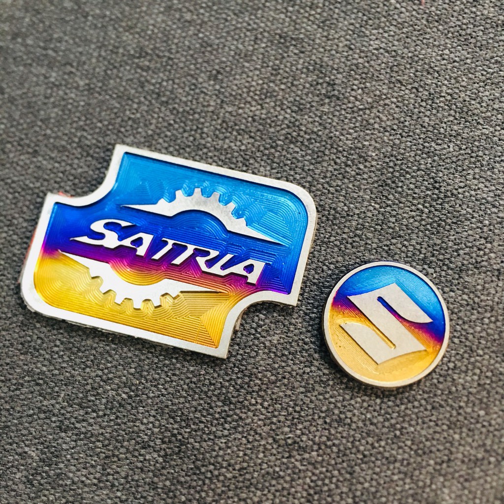 [GIÁ GỐC]  TEM TITAN LOGO SUZUKI KẾT HỢP NẮP BÌNH DẦU TITAN TRANG TRÍ XE DÀNH CHO SATRIA 150CC KHÔNG CÓ GÌ ĐỂ CHÊ (100%