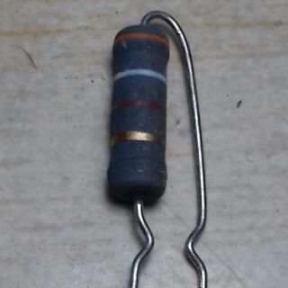 Điện trở 390 ôm , 3w , made in Taiwan .