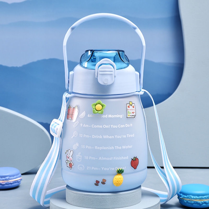 Bình Đựng Nước Uống 1.3L MÀU Có Quai Và Ống Hút Bằng Nhựa Kèm Dây