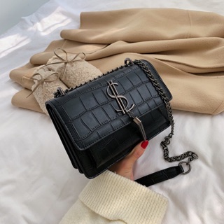 Túi đeo chéo vân cá sấu