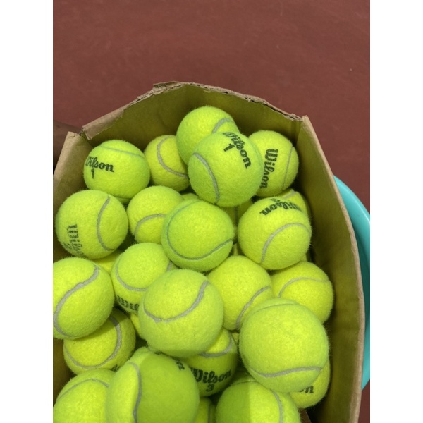 Banh Tennis còn mới cứng và đẹp