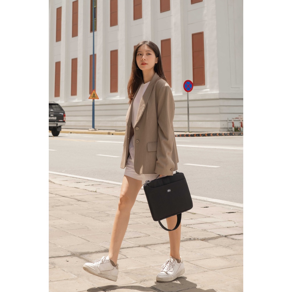 Túi đeo chéo đựng laptop DIM Laptop Bag - Chất liệu chống thấm nước