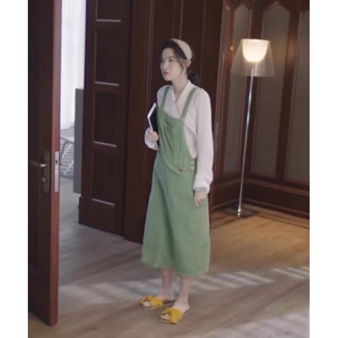 Nguyên Set Áo Tay Dài Và Váy Yếm Xanh VƯƠNG NGỌC VĂN Trong Phim Chỉ Là Quan Hệ Hôn Nhân