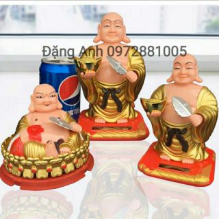 Di lạc cầm quạt  vẫy tay để trên oto