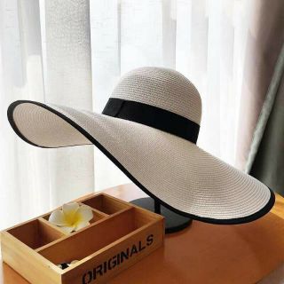 Mũ vành rộng đi biển siêu sang chảnh