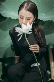 Áo dài lụa màu đen kèm quần