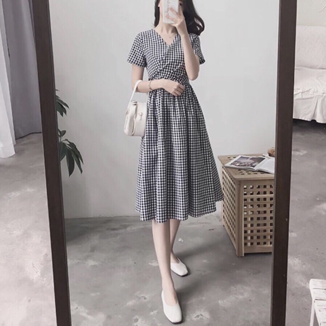 Đầm váy caro cổ V xếp li nơ sau