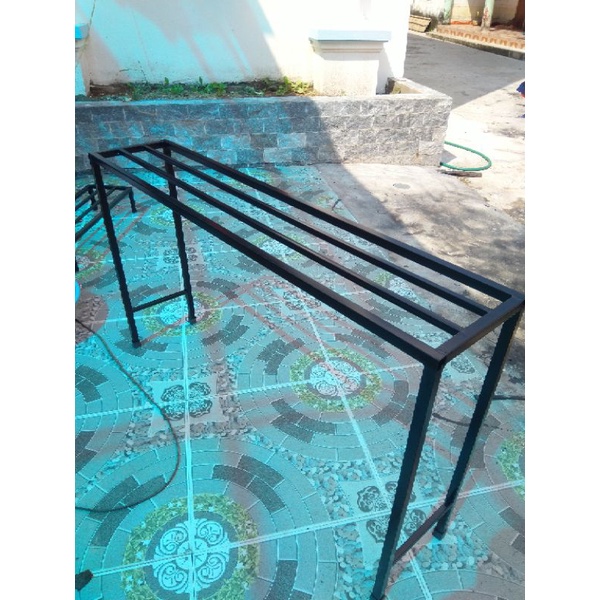 Kệ thép kê chậu cây.Dài 120cm.Rộng 25-30cm. Cao 30-40cm.4 chân. 2 giằng chân. 2 nan phụ.Hộp thép 2x2cm